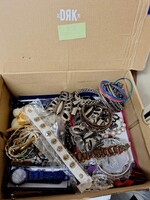 Eladó egy doboznyi, bizsu, óra stb