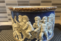 Antik puttós kaspó - Csehszlovákia (1920-as évek) ​Eladó egy gazdagon díszített, kobaltkék alapú, fe