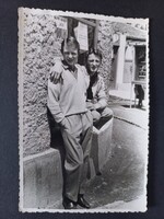 Két fiatal férfi üzlet előtt – cirill felirat a háttérben – vintage fotó – kb. 1950–1960