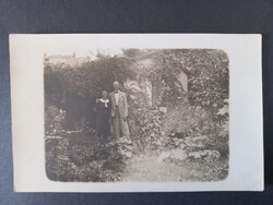 Pár kertben állva – ház és kert részletekkel – vintage fotó – kb. 1930