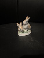 Hollóházi porcelán nyúlfigura, két nyúllal, 20. század második fele
