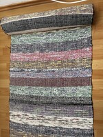 Kézzel szőtt színes rongyszőnyeg.