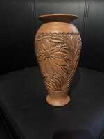 Faragott díszítésű barna népi kerámiaváza, feltehetően Korond / korondi stílus, 20. század második f