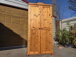 Eladó egy 2 ajtós , dupla akasztós és polcos FENYŐ SZEKRÉNY .