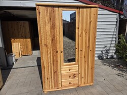 Eladó egy 3 ajtós , 3 fiókos akasztós és polcos TÜKRÖS  CLAUDIA FENYŐ SZEKRÉNY .