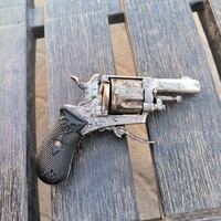 Szép, vésett kis revolver hatástalanítva