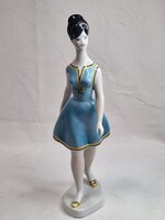 Hollóházi nagy méretű kézzel festett porcelán kék ruhás sétáló lány figura szép állapotban 25 cm