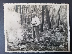 Régi fotó - Férfi szalonnasütés közben az erdőben – kirándulás – 1930-as évek Dierner Géza!