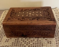 Vintage, indiai intarziás faragott fa doboz.