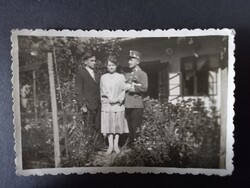 Régi fotó - Fiatal pár és csendőr egy kertben 1931