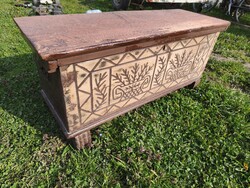 Antik népi fenyő láda , szúmentes állapotban !