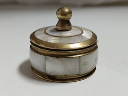 Kicsi réz, fedeles ékszertartó szelence gyöngyház berakással - 4 x 4 cm