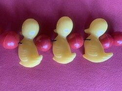 Retró trafik áru! Sárga műanyag kiskacsák, piros gollyók, zörgős, - kis ágyra vagy babakocsira