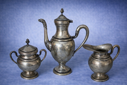 Elegáns empír stílusú ezüst kávés/teás készlet – kiöntő, cukortartó és tejkiöntő, klasszikus darab