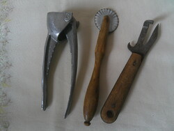 Régi konyhai eszközök ( fokhagymanyomó, derelyevágó.... )