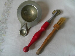 Régi konyhai eszközök ( szűrő, derelyevágó.... )