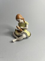 Kőbányai, drasche babázó kislány figura