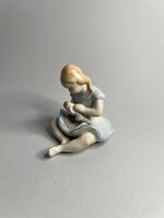 Kőbányai, drasche babázó kislány figura