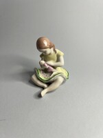 Kőbányai, drasche babázó kislány figura