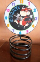 Régi retró fém rugós talpon álló asztali óra