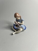 Kőbányai, drasche babázó kislány figura