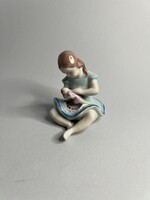 Kőbányai, drasche babázó kislány figura