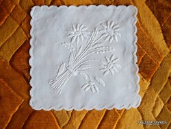 2 DARAB FEHÉR MARGARÉTA KÉZIMUNKA TERÍTŐ GÉPI  KÖRBESZEGETT MÉRET :20 X 20 CM  ÉJJELI SZEKRÉNYRAE SZ