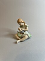 Kőbányai, drasche babázó kislány figura