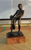 Birkózó fiúk, bronz kisplasztika