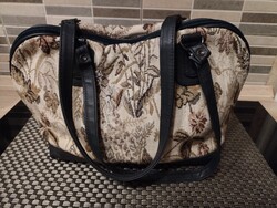 Vintage stílusú gobelin mintás kézitáska – Swansea modell ​Leírás: Eladó egy gyönyörű, klasszikus me