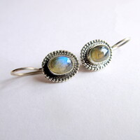 Elegáns ezüst fülbevaló labradorit kővel díszítve