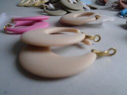 Új, olasz, porcelán hatásu halvány krém színű fülbevaló.