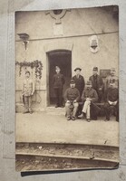 Monarchia-kori egyenruhás csoportkép – hivatalos személyek épület előtt, cca. 1900