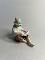 Ritkább kőbányai, drasche olvasó fiú figura, Balogh Béla tervezte