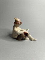 Extrém ritka kőbányai, drasche olvasó fiú figura, Balogh Béla tervezte