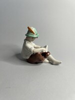 Kőbányai, drasche olvasó fiú figura, Balogh Béla tervezte
