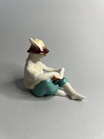 Hollóházi olvasó fiú figura, Balogh Béla tervezte