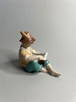 Kőbányai, drasche olvasó fiú figura, Balogh Béla tervezte