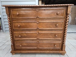 Eladó egy 4 fiókos KOLONIÁL komód .  Bútor nagyon szép állapotú, nehéz.