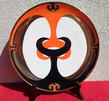 Szász Endre 31 cm-es falitányérja eladó. Katalógus szerint Kampó a címe.