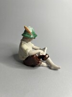 Kőbányai, drasche olvasó fiú figura, Balogh Béla tervezte