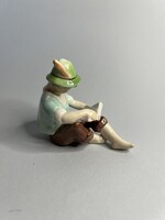 Ritkább kőbányai, drasche olvasó fiú figura, Balogh Béla tervezte