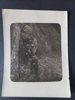 Régi fotó - Kiránduló társaság pihenőben, sziklafalnál - 1930