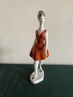Unikális festésű jelzett Hollóházi sétáló nő porcelán figura Judaika! (P0060)