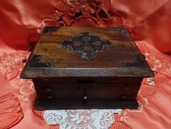 Gótikus stílusú  kincsesláda, boszi doboz