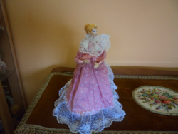 Zenélő porcelán  baba- kiállításra -üzlet dekorációnak ajánlom Figyelemfelkeltő darab!