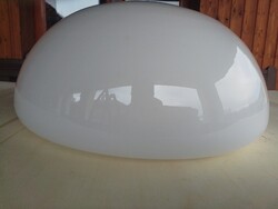 Retro nagyméretű fehér üvegbúra.