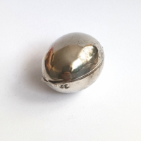 Ezüst dió szelence