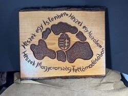 Hiszek egy istenben, Hiszek egy hazában vésett régi tábla