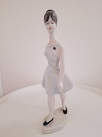 Hollóházi Porcelán Sétáló Nő Figura